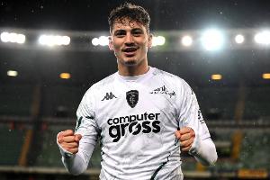 记者：卡利亚里领跑S-埃斯波西托竞争，报价450万欧+30%转售分成