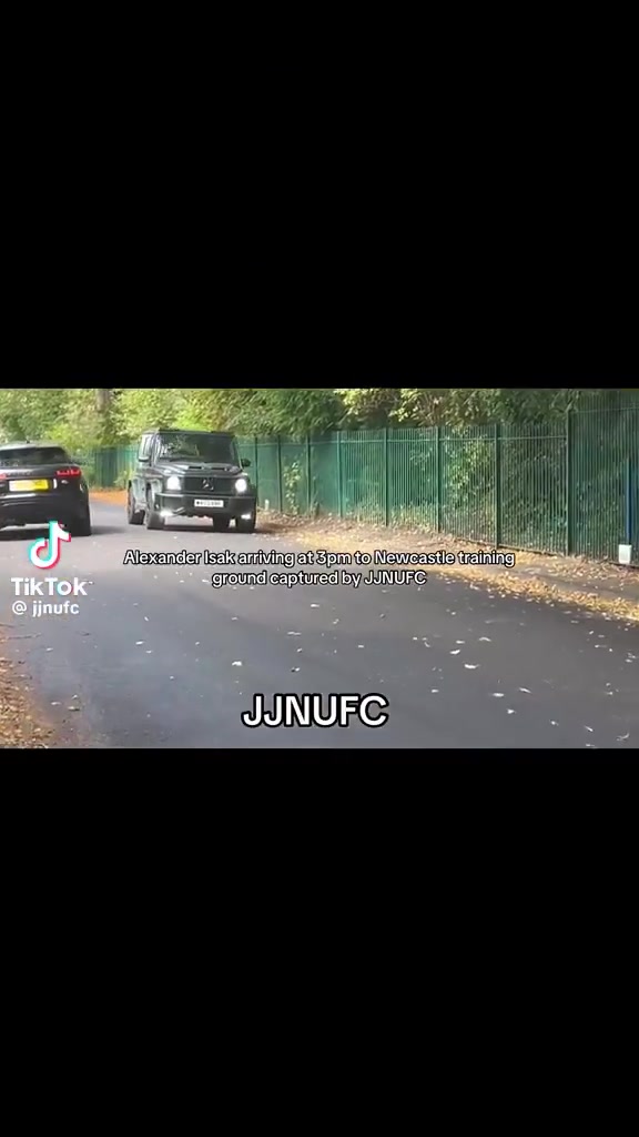 开云体育官网-人人喊打😨一群纽卡小球迷追着伊萨克车骂“老鼠，滚出这里！”