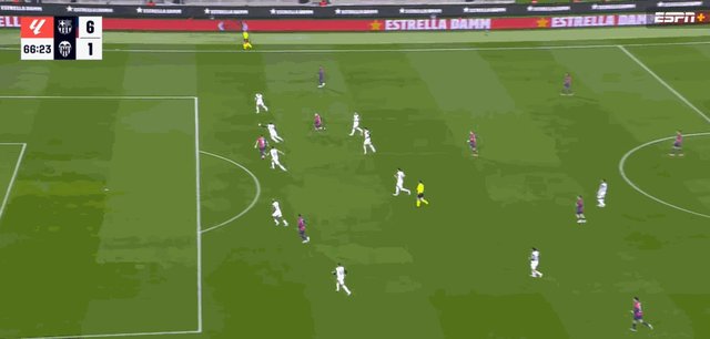 1737929967512031787.gif 6-1莱万.gif