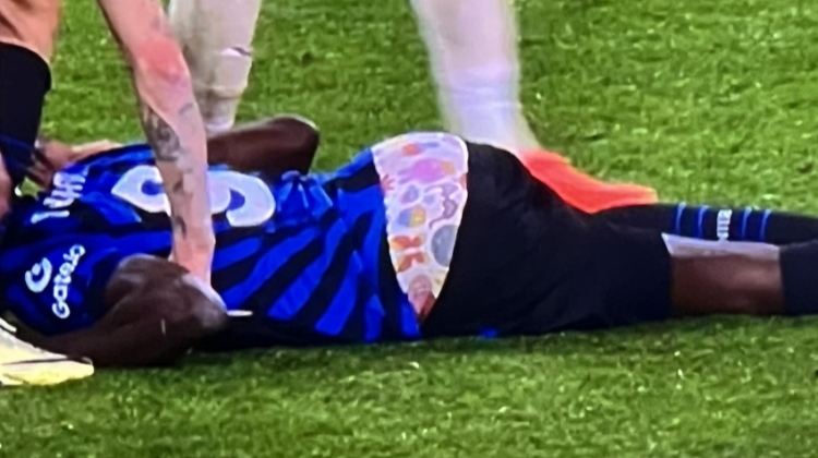 开云体育-小图拉姆花裤衩闪耀球场球迷锐评：蜡笔小新的内裤？五颗星！