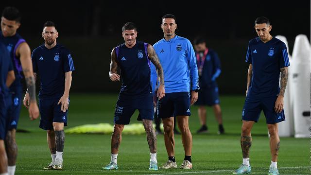 1673961271815083416.jpg Scaloni-observa-la-practica-del-jueves-junto-a-Di-María-De-Paul-y-Messi.jpg