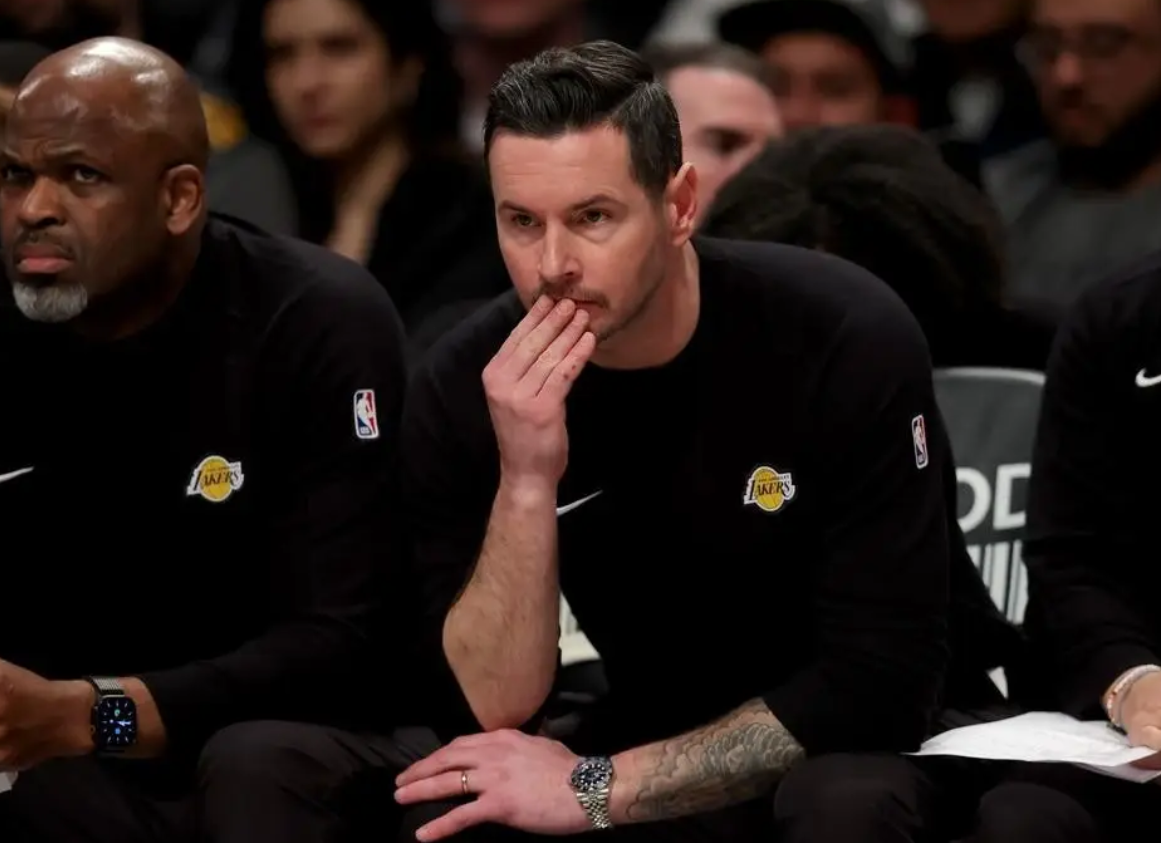 开云体育官网-湖人3人末节摧毁比赛！雷迪克胡乱用人暂停，八村垒东契奇灾难性